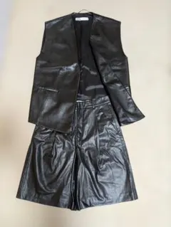 タイムセール合成皮革 ノースリーブベストとショートパンツセット