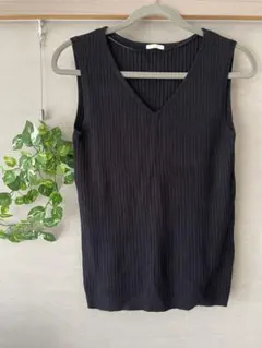GU 黒 Vネック リブニットタンクトップ