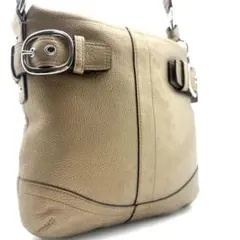 COACH　ショルダーバッグ　シボ革　ベージュ　斜め掛け　シルバー金具　メタル