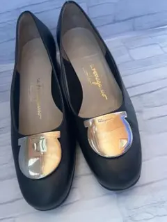 フェラガモ　黒　パンプス