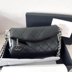 CHANEL ブラックレザー ショルダーバッグ ノベルティ チャーム