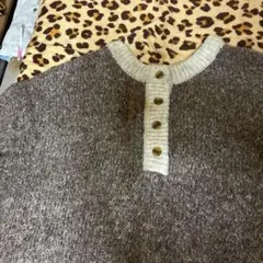 ブラウン ボタン付きヘンリーネック ニットセーター