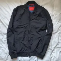 Zara 上品な光沢が際立つ、洗練ナイロンブルゾン