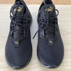 PUMA ブラック スニーカー