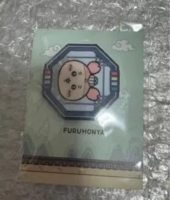 ちいかわ 古本屋　ピンバッジ　韓国限定　未使用未開封　カニちゃん　かにのサムネイル