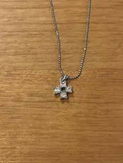 シルバー色 クロス型ネックレス