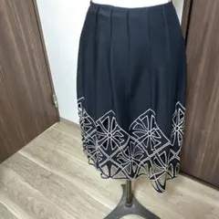 【sybilla】刺繍入りプリーツひざ丈スカートのサムネイル