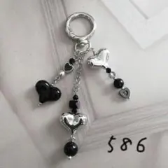 【No.586】ビーズキーホルダー、ビッグチャーム、ブラック＆シルバー、♡