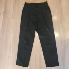 ブラックテーパードパンツ