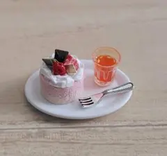 ミニチュアスイーツ ケーキとオレンジジュース