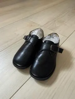 黒いストラップ付きフォーマルシューズ