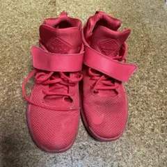 レッド スニーカー