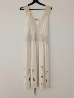 アイボリー ノースリーブワンピース 猫刺繍