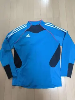 アディダス　鮮やかなブルーのプラシャツ