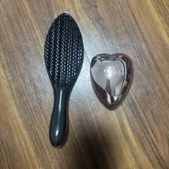 リファ　ヘアブラシとハート型ヘアブラシ