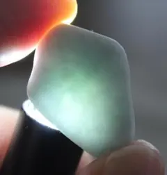 ［透過良好］糸魚川翡翠 原石 8.6g