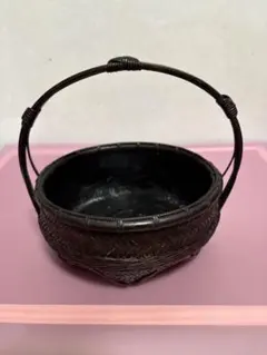 竹籠 手付き 籠 花入 茶道具 すみかご　古いもので，高度な技術で作られている 竹籠 手付き 籠 花入 茶道具 すみかご 古いもので，高度な技術で作られ