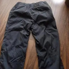 黒いフリース裏地の長ズボン