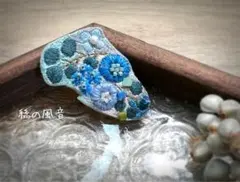 ユーカリとブルーの花々ブローチ