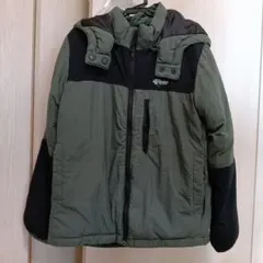 フード付きオリーブグリーンジャンパー