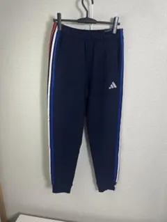 （新品）アディダスadidasエッセンシャルズ プラススリーストライプスパンツ