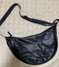 ユニクロC レザータッチラウンドバッグ
