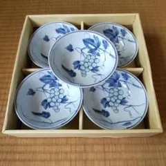 未使用　真玉園窯元　加藤靖彦 瀬戸染付　作家物　花間取文　皿 25cm 純正共箱 真玉園窯元 加藤靖彦 作】瀬戸染付 花間取文 皿 五客 共箱 - メルカリ