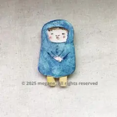 【ハンドメイド】石粉粘土 陶器風 ブローチ 北欧風 あおいカッパを着たこども