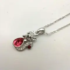 猫型ペンダント　スワロフスキー濃いピンク系　ラインストーン