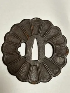 時代物 鉄地 菊花形 刀鍔 菊弁 彫 刀装具 提げ物 日本刀 拵え 時代物 鉄地 菊花形 刀鍔 菊弁 彫 刀装具 提げ物 日本刀 拵え - メルカリ