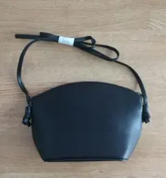 UNIQLOユニクロ　レザータッチハーフムーンミニショルダーバッグ