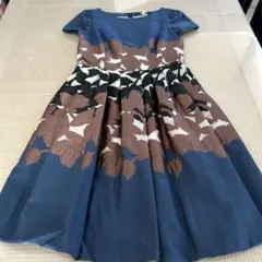 花柄 半袖 ひざ丈ワンピース 青色