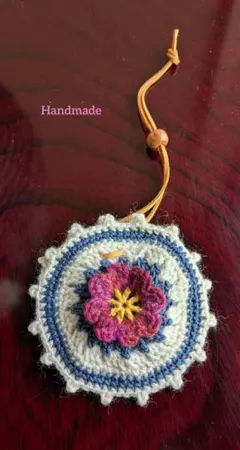 手編み 花モチーフ チャーム 　小物入れ　かぎ針編み ハンドメイド　イヤホン入