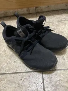 adidas ブラック スニーカー