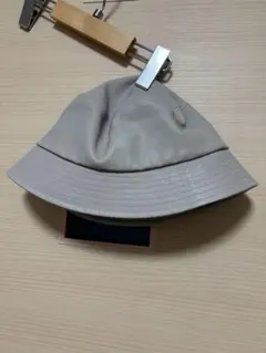 Sombrerino バケットハット 合成皮革 ライトグレー