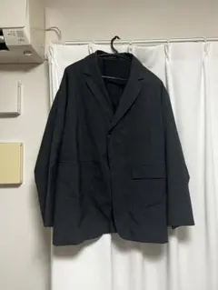 黒い長袖シャツとジャケットのセット