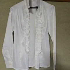 フリル付きホワイト長袖シャツ