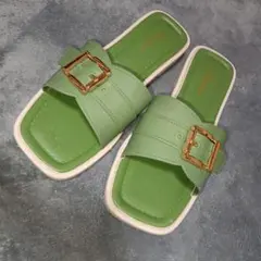 グリーン フラットサンダル ゴールドバックル