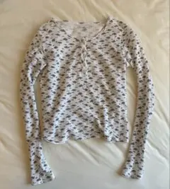 brandy melville 花柄　ヘンリーネック　サーマル