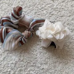 ストライプ柄リボンシュシュ、ホワイトシフォンヘアクリップの2点セット