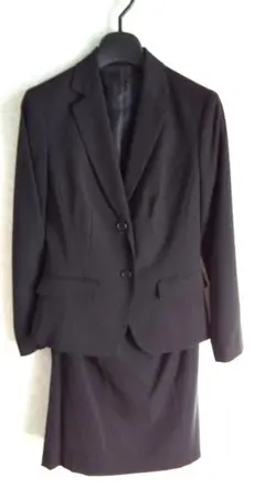 東京スタイル　コムサイズム　黒グレー　スーツ　ストライプ柄