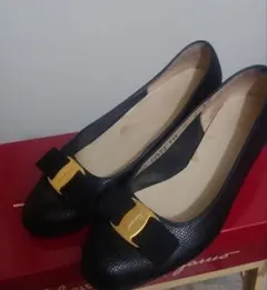 フェラガモ　リボン付き黒エナメル風パンプス