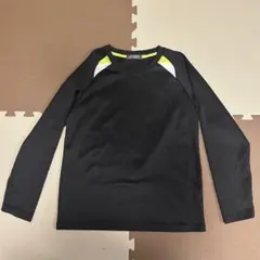 黒の長袖カットソー