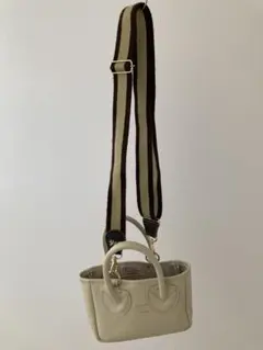YOUNG & OLSEN ホワイトハンドバッグ ストラップ付き - メルカリ
