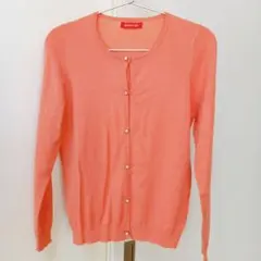 可愛い 綺麗めカーディガン サーモンピンク パール調ボタン アプワイザーリッシェ