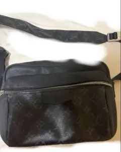 路易威登斜挎包