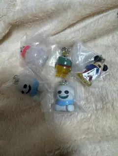 ガシャポン　ディズニーキャラクター　めじるしアクセサリー WINTER
