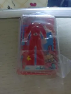 赤いキャラクターフィギュア