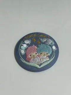 サンリオ 花言葉刺繍缶バッジ キキララ リトルツインスターズ