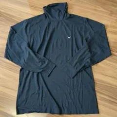 黒のタートルネックシャツ V字ロゴ付き